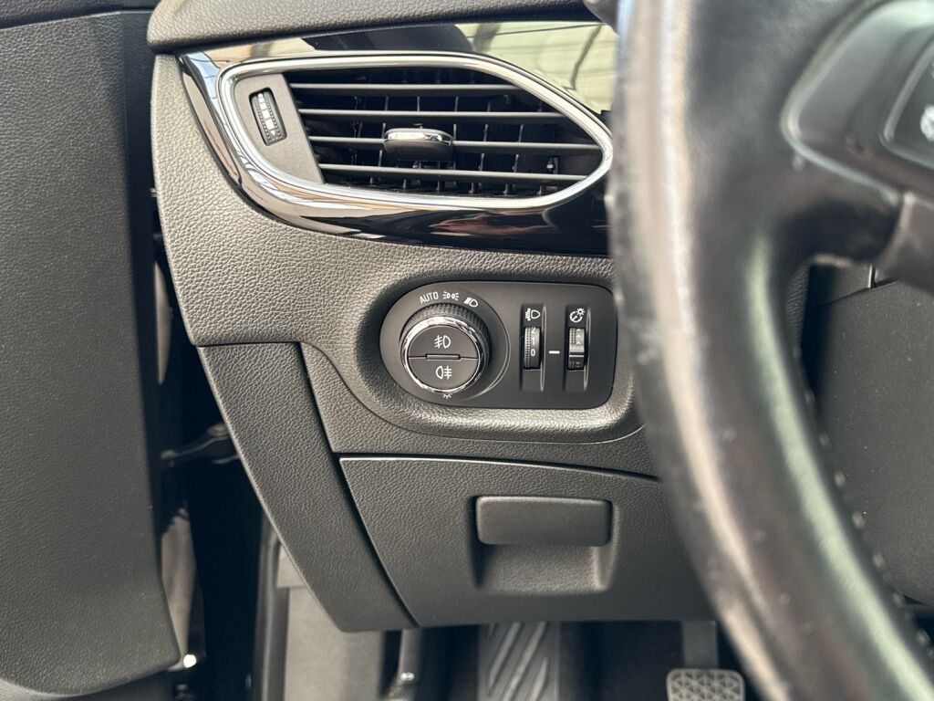 Opel Astra 2019 Musta