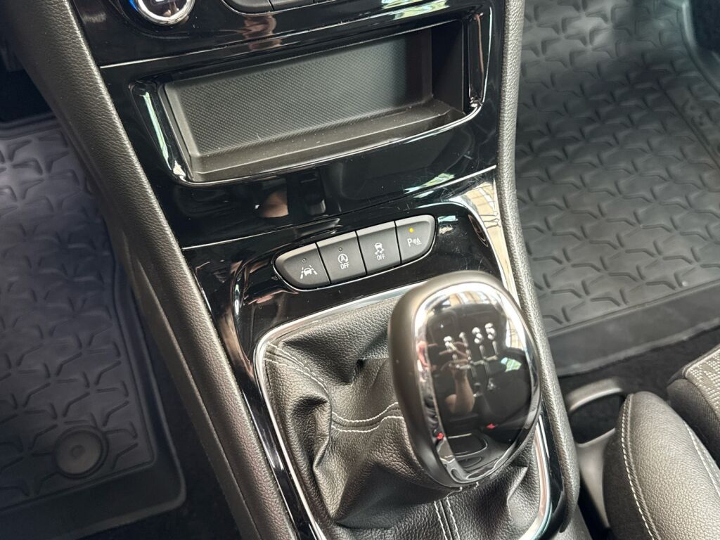 Opel Astra 2019 Musta