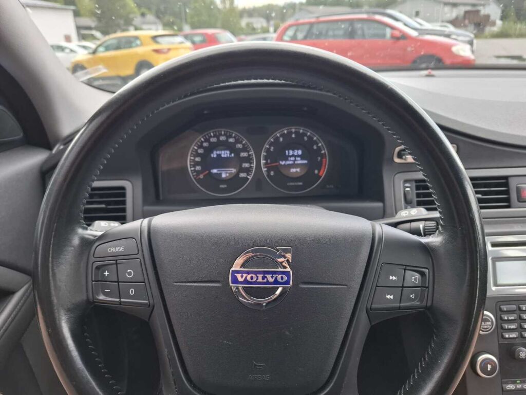 Volvo V70 2010 Punainen
