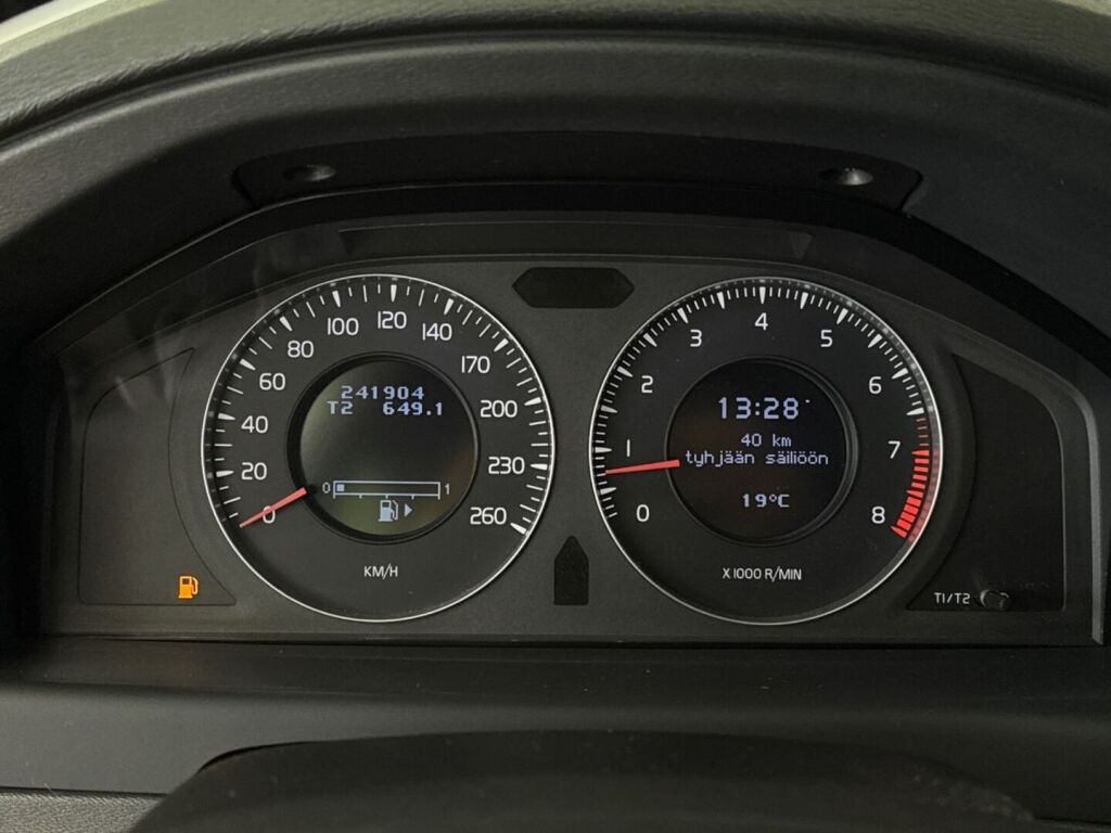 Volvo V70 2010 Punainen