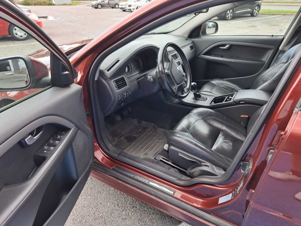 Volvo V70 2010 Punainen