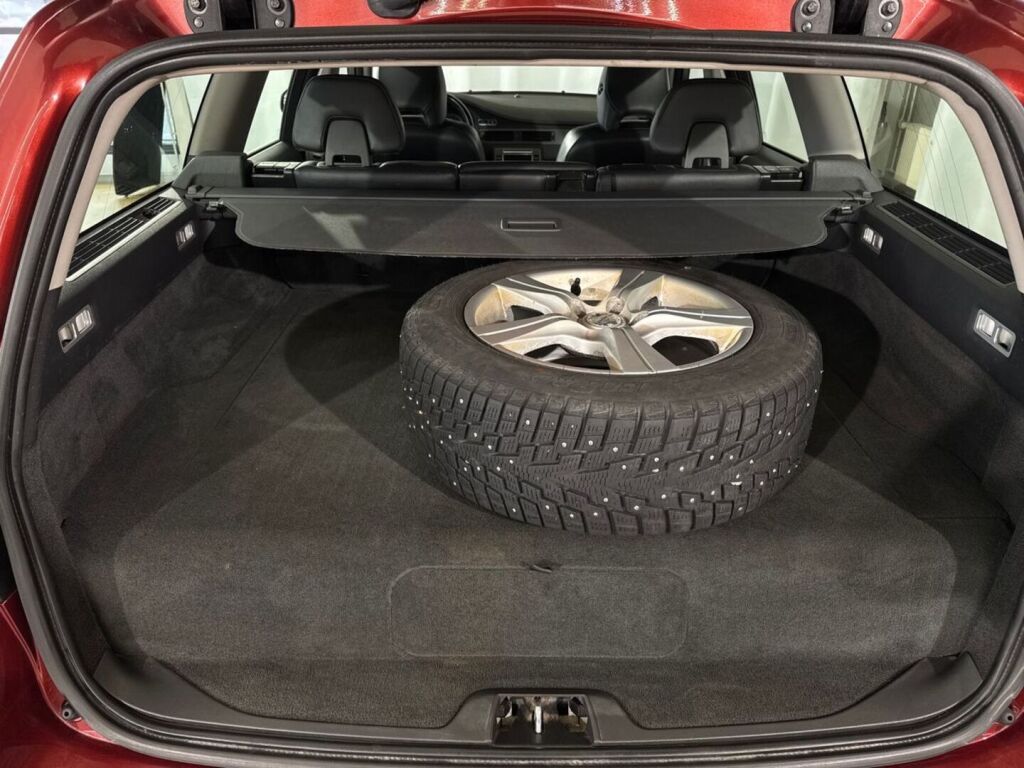Volvo V70 2010 Punainen