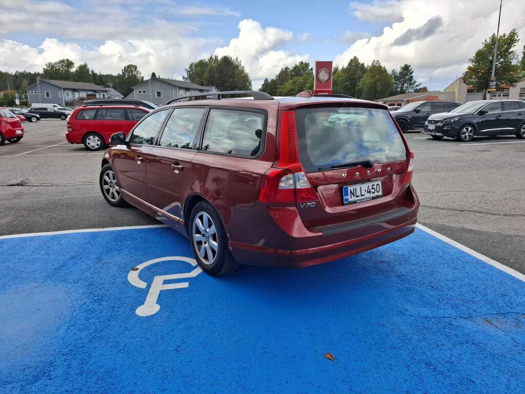 Volvo V70 2010 Punainen