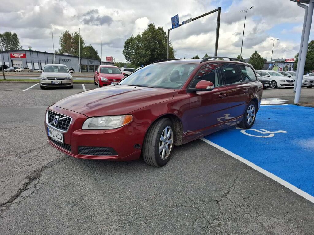 Volvo V70 2010 Punainen