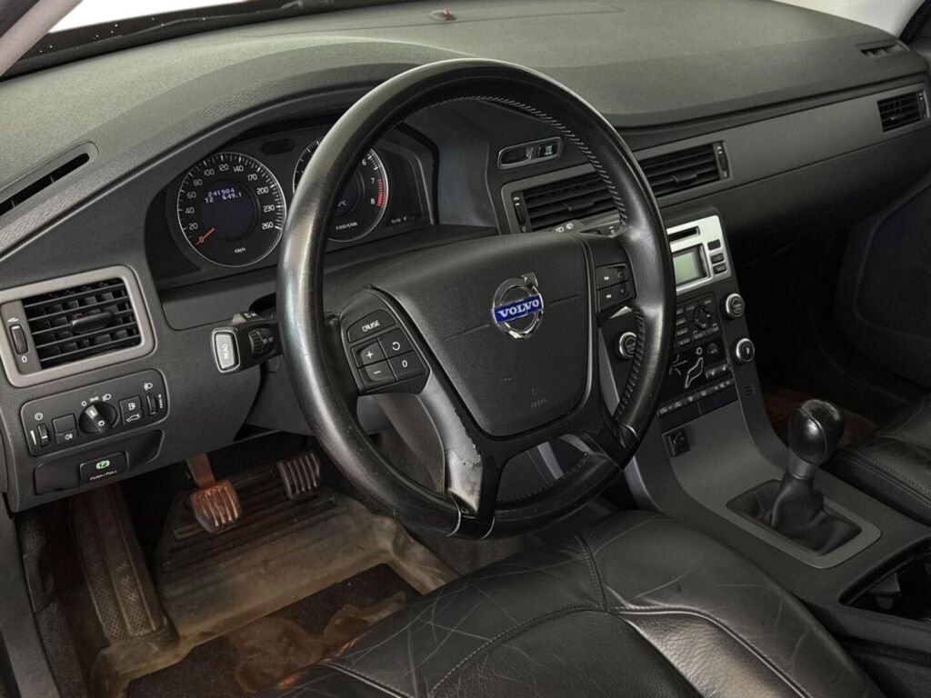 Volvo V70 2010 Punainen