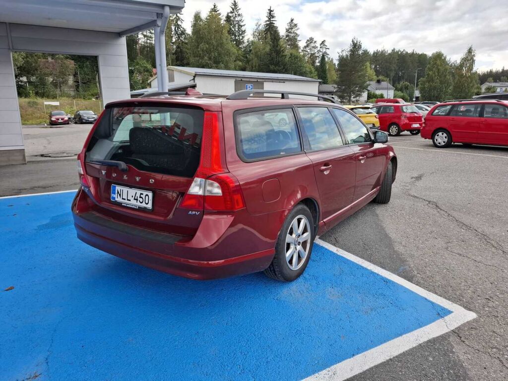 Volvo V70 2010 Punainen