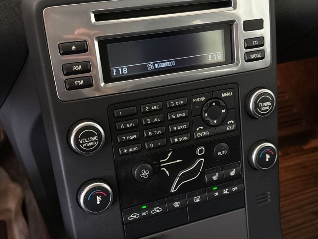 Volvo V70 2010 Punainen