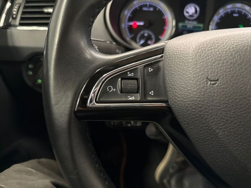 Skoda Octavia 2019 Musta