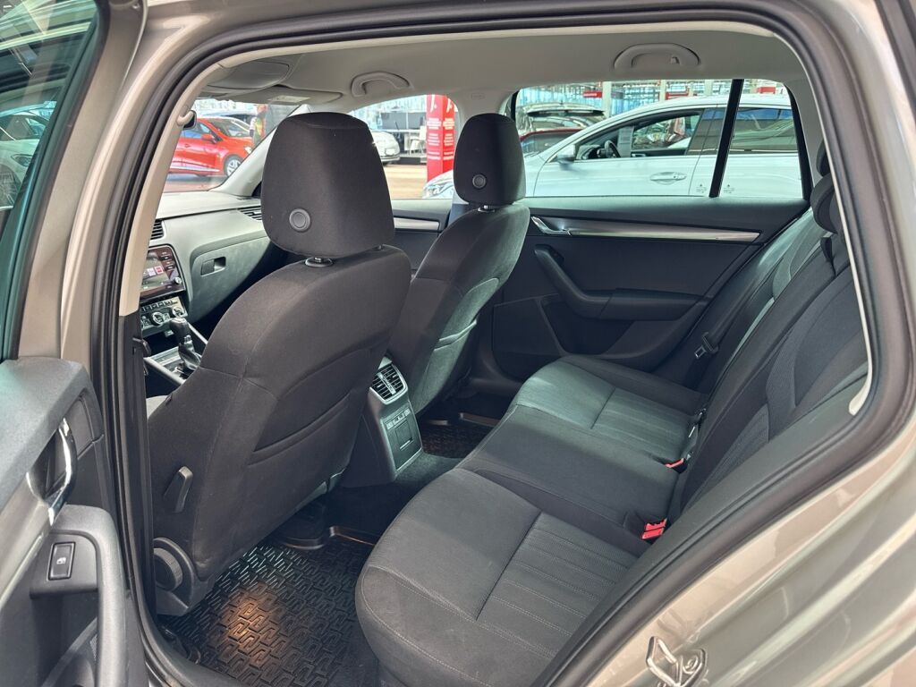 Skoda Octavia 2019 Ruskea (beige)