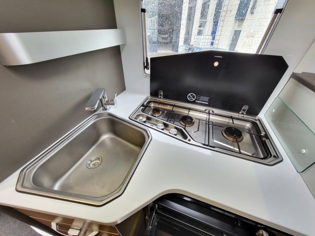 Adria Matrix Plus 670 SL 2019 Valkoinen