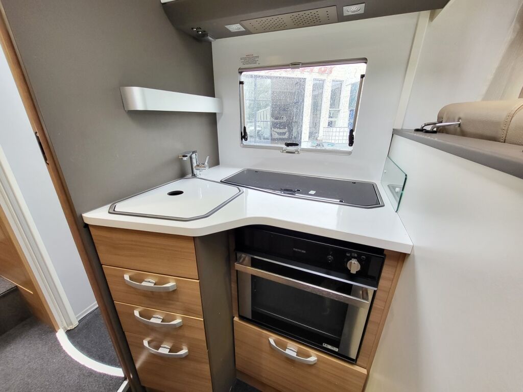 Adria Matrix Plus 670 SL 2019 Valkoinen