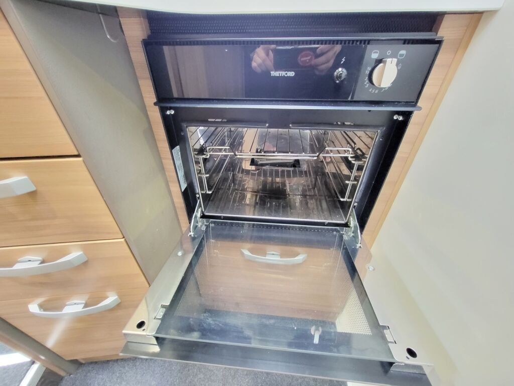 Adria Matrix Plus 670 SL 2019 Valkoinen