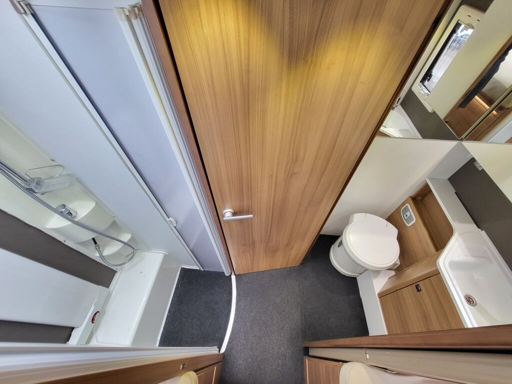 Adria Matrix Plus 670 SL 2019 Valkoinen