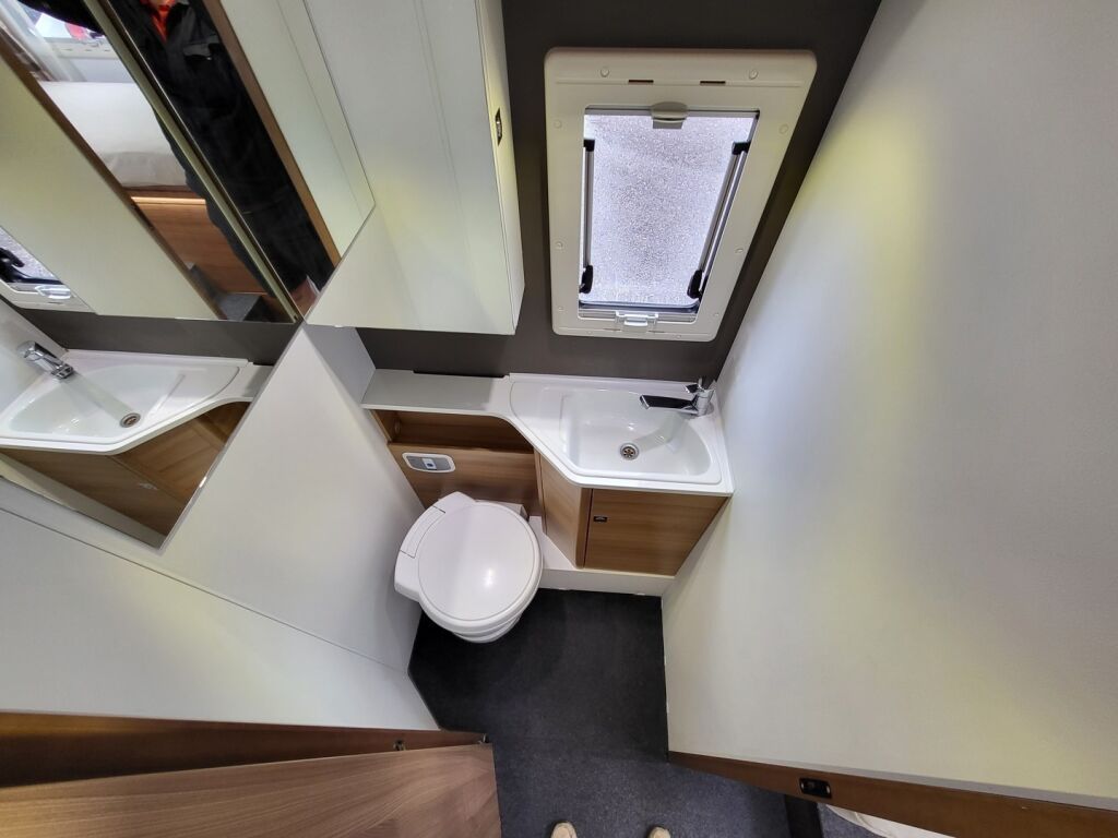 Adria Matrix Plus 670 SL 2019 Valkoinen