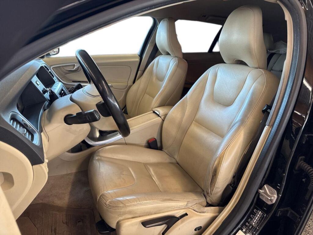 Volvo V60 2015 Musta