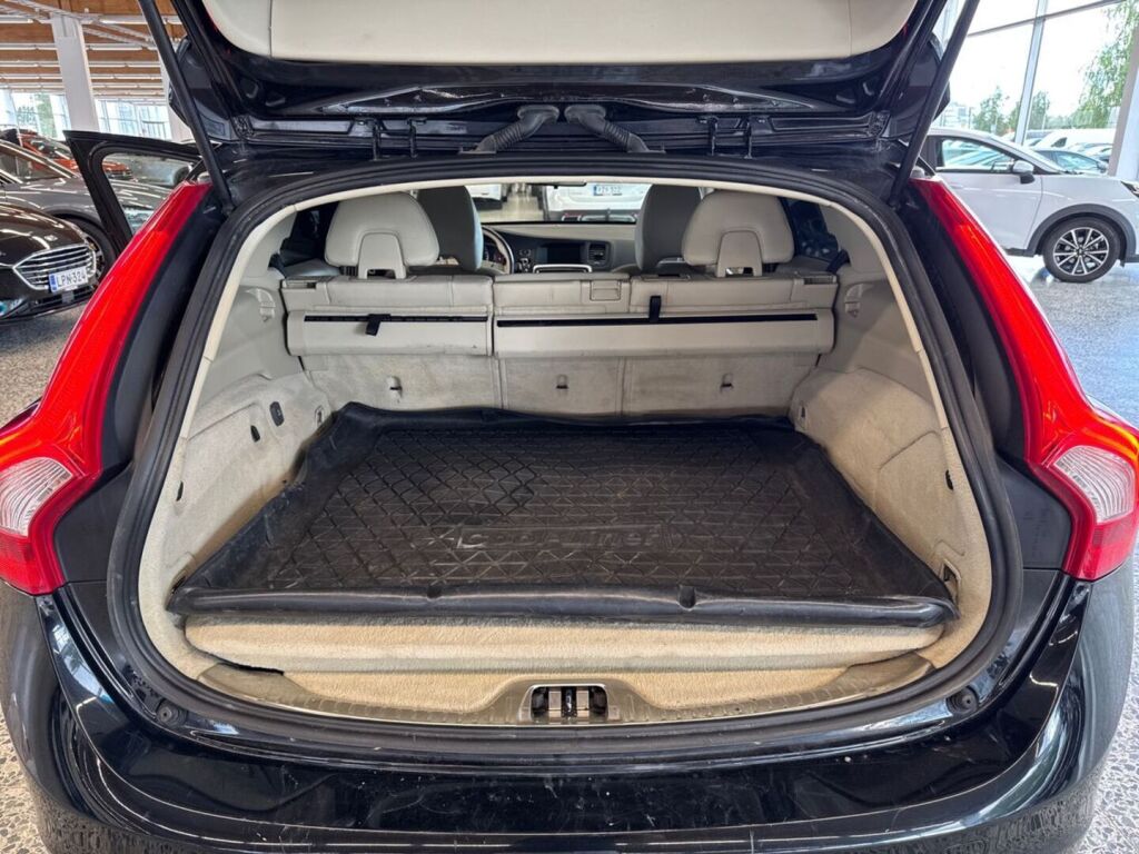 Volvo V60 2015 Musta