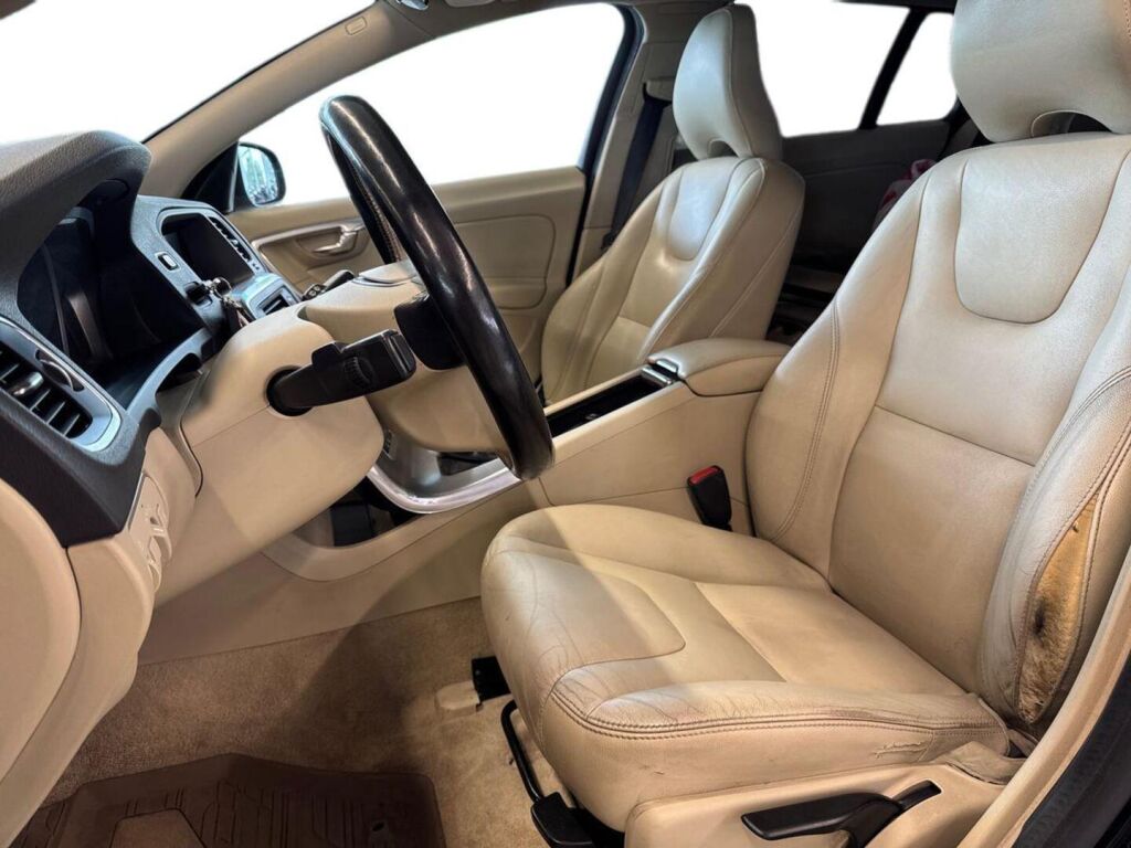 Volvo V60 2015 Musta