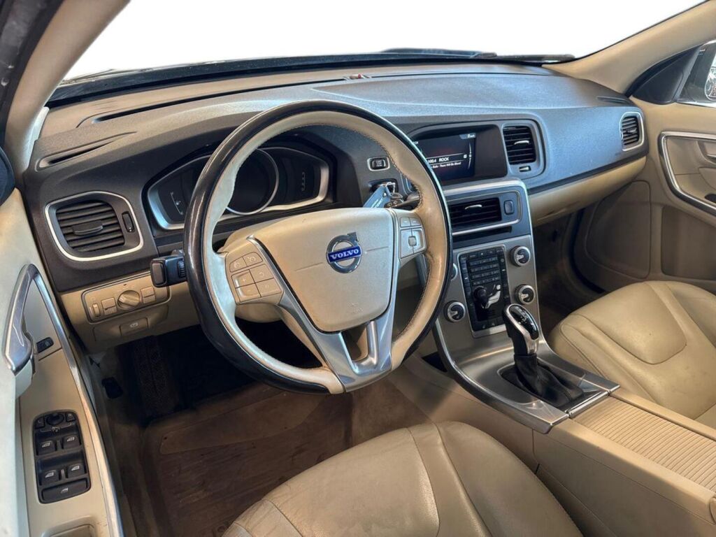 Volvo V60 2015 Musta