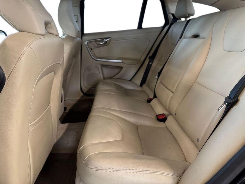 Volvo V60 2015 Musta