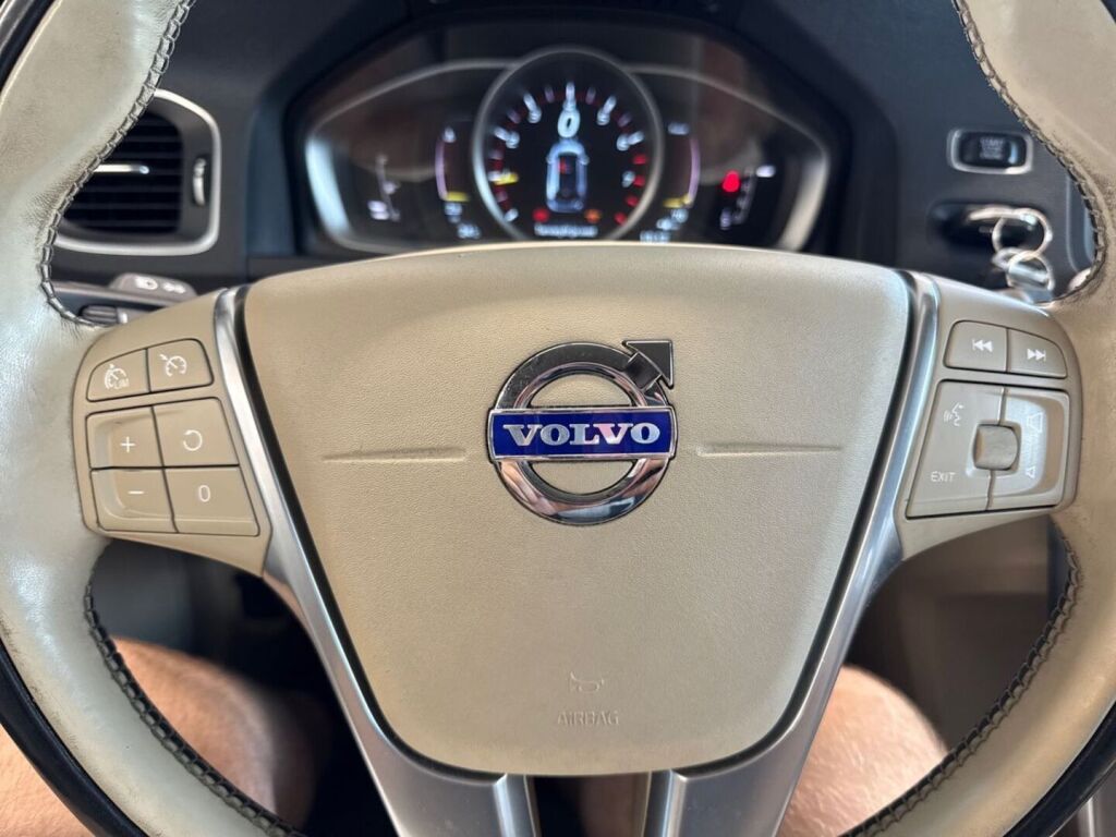 Volvo V60 2015 Musta