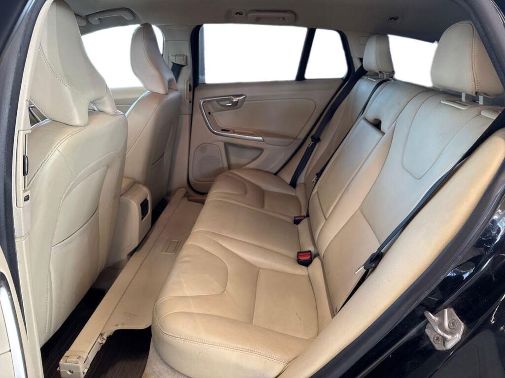 Volvo V60 2015 Musta