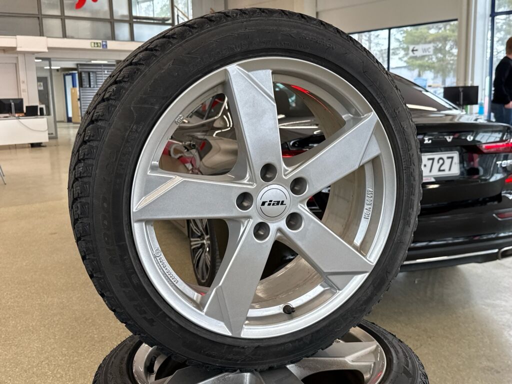 Volvo S60 2019 Musta