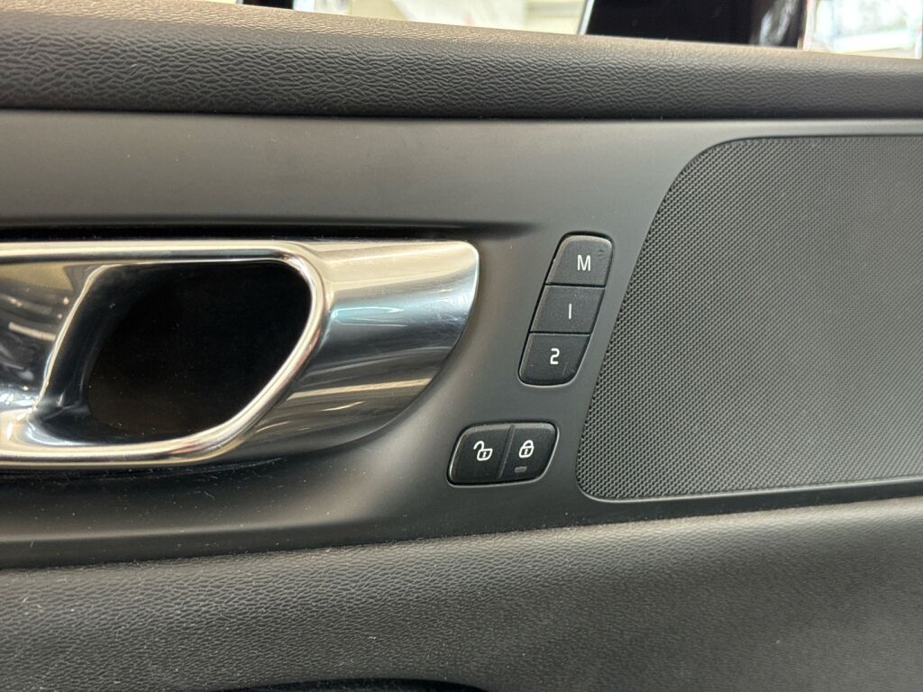 Volvo S60 2019 Musta