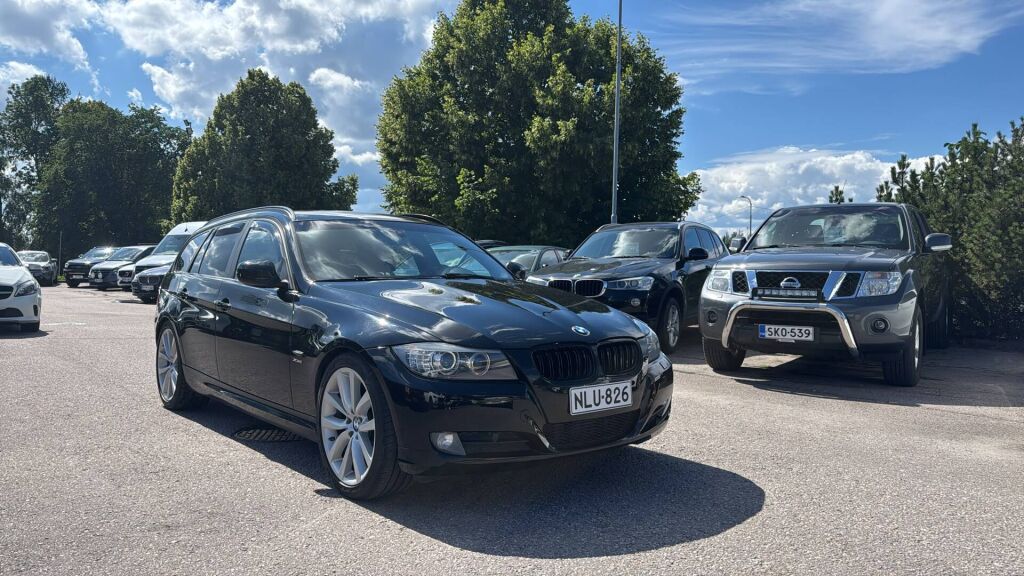 BMW 320 2012 Musta