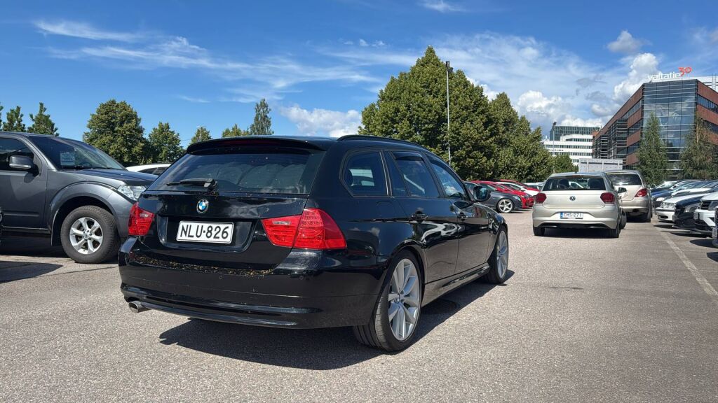 BMW 320 2012 Musta