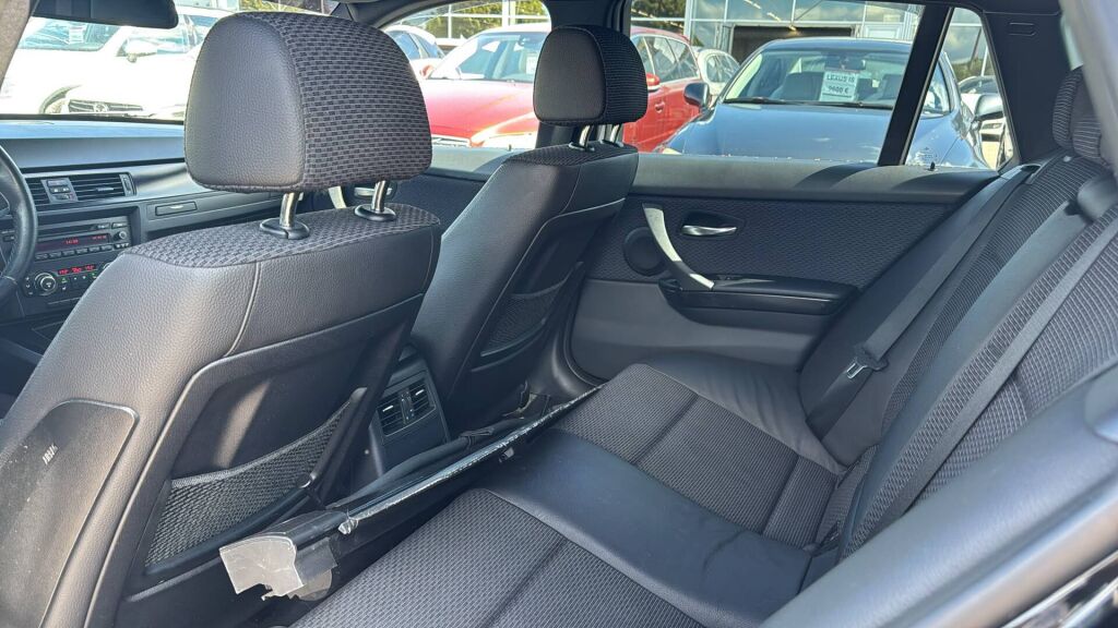BMW 320 2012 Musta