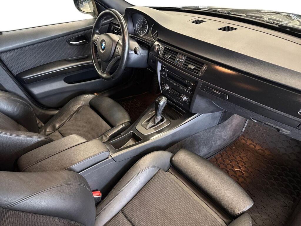 BMW 320 2012 Musta