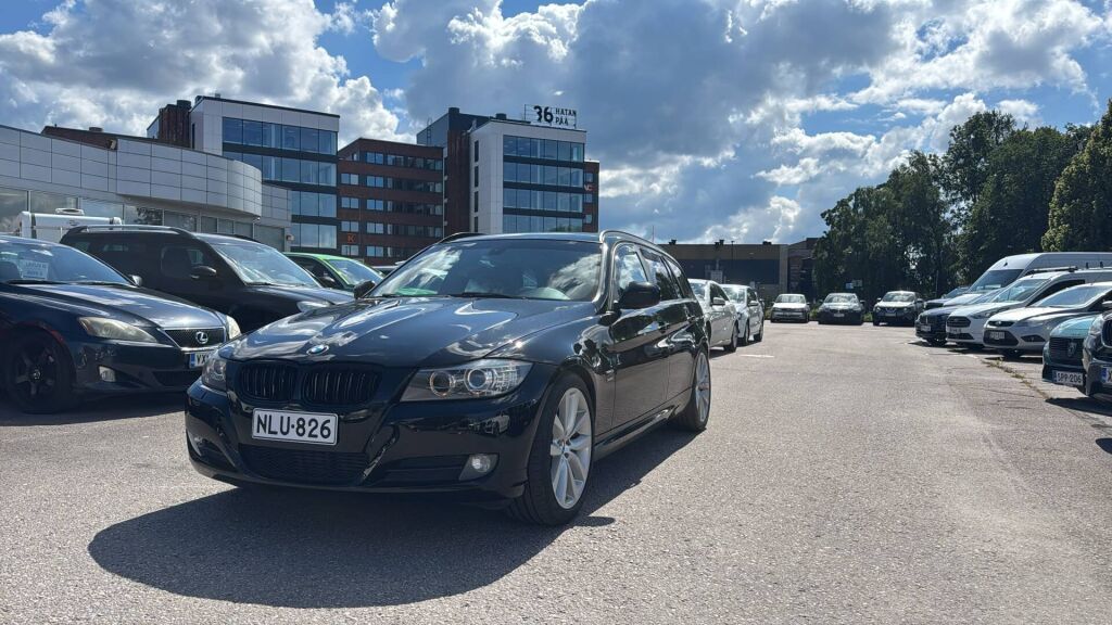 BMW 320 2012 Musta