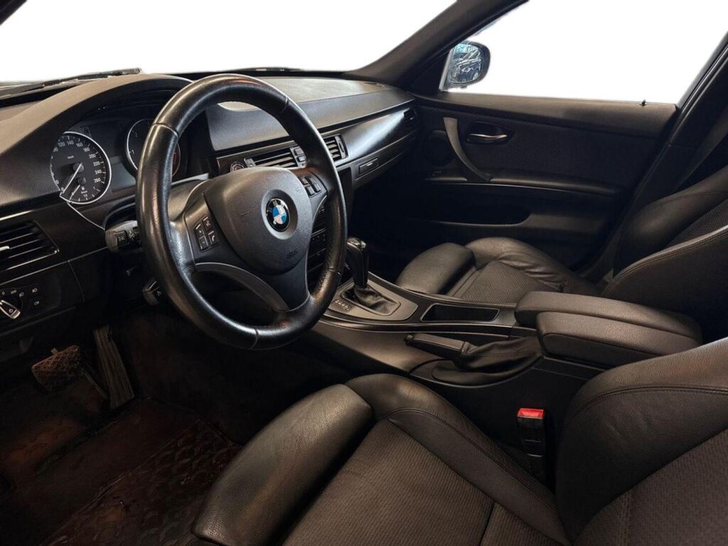 BMW 320 2012 Musta