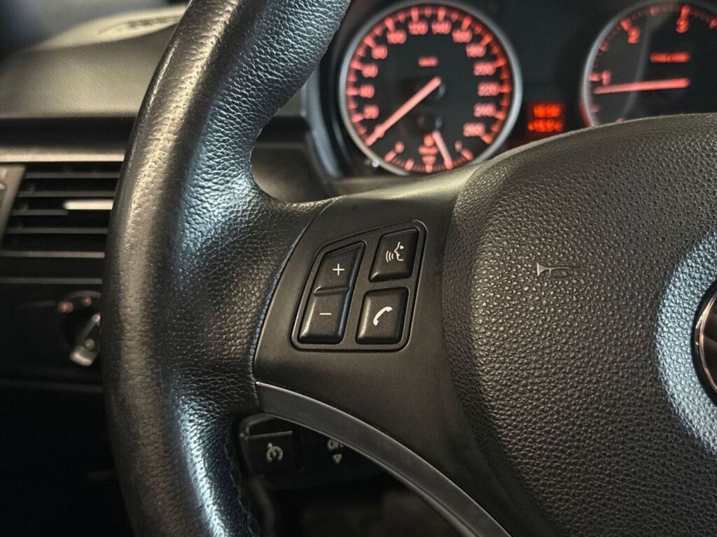 BMW 320 2012 Musta