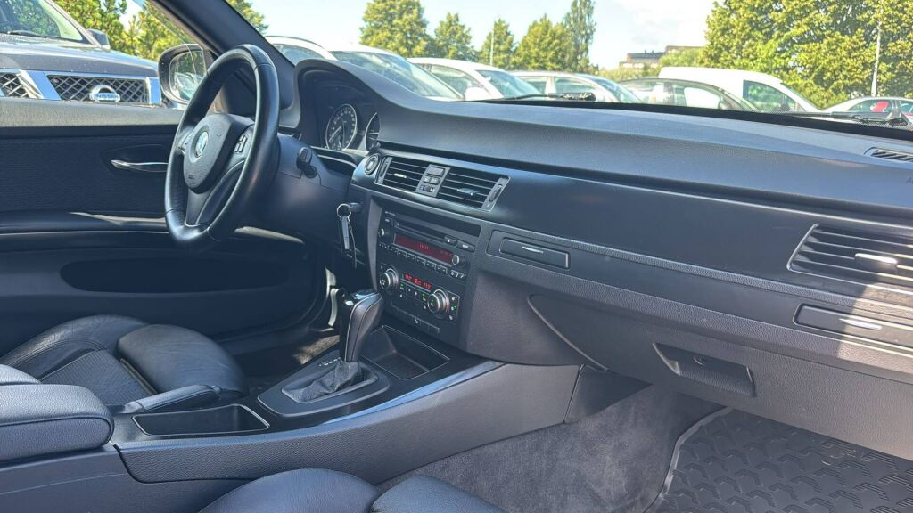 BMW 320 2012 Musta