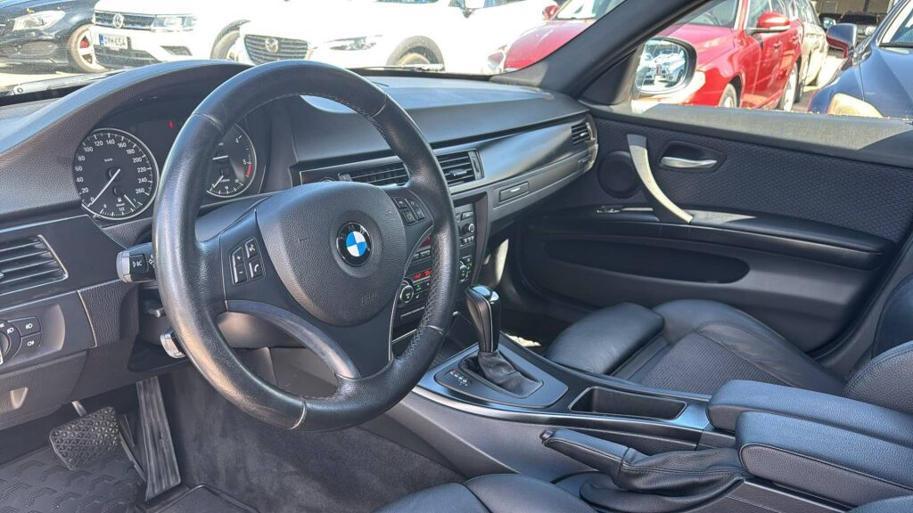 BMW 320 2012 Musta