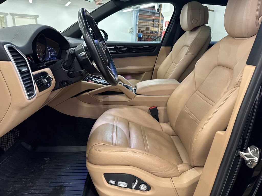 Porsche Cayenne 2019 Musta