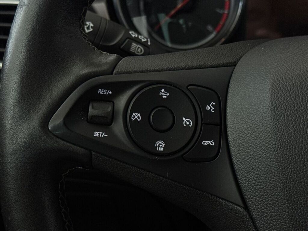 Opel Astra 2019 Musta