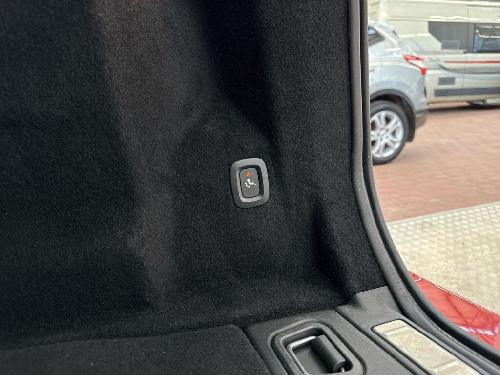 Volvo XC60 2020 Punainen