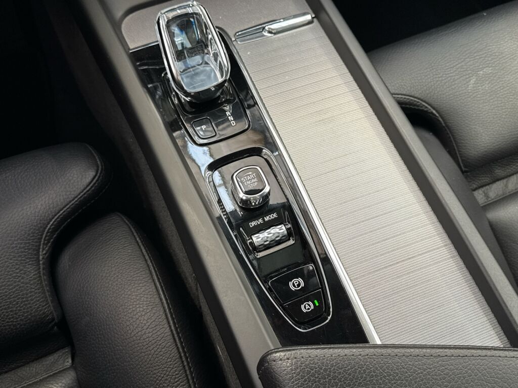 Volvo XC60 2020 Punainen