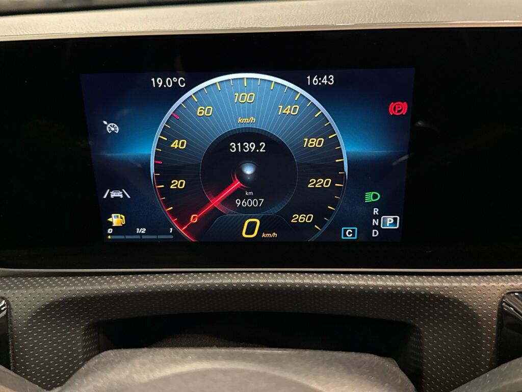 Mercedes-Benz A 2019 Punainen