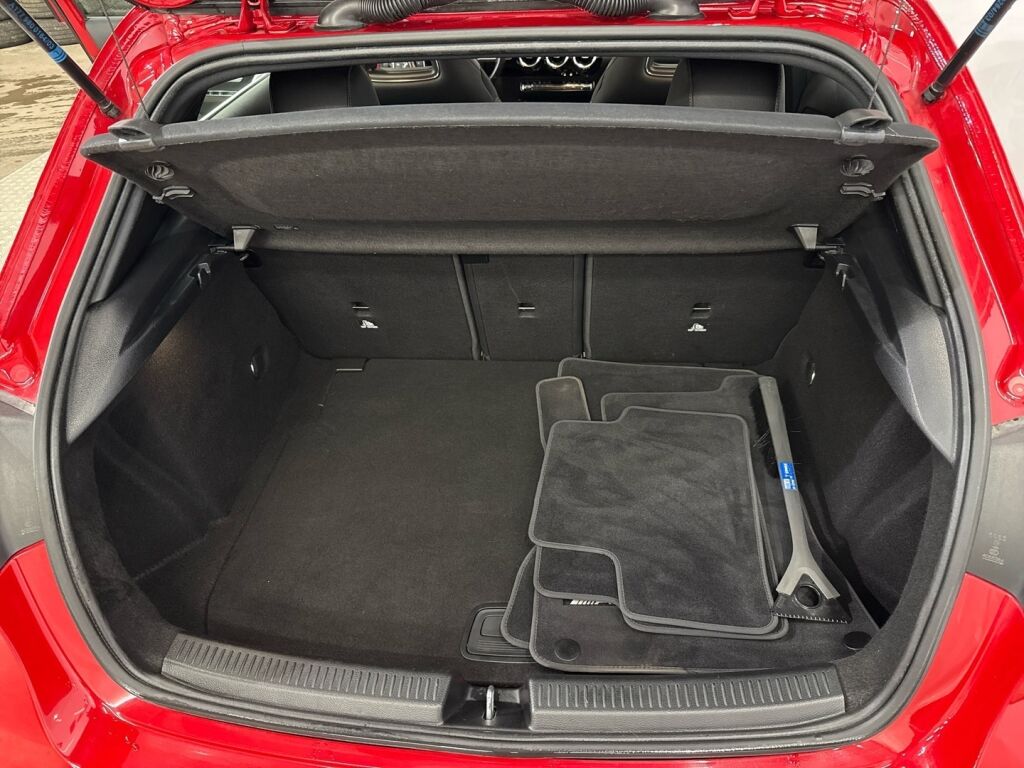 Mercedes-Benz A 2019 Punainen