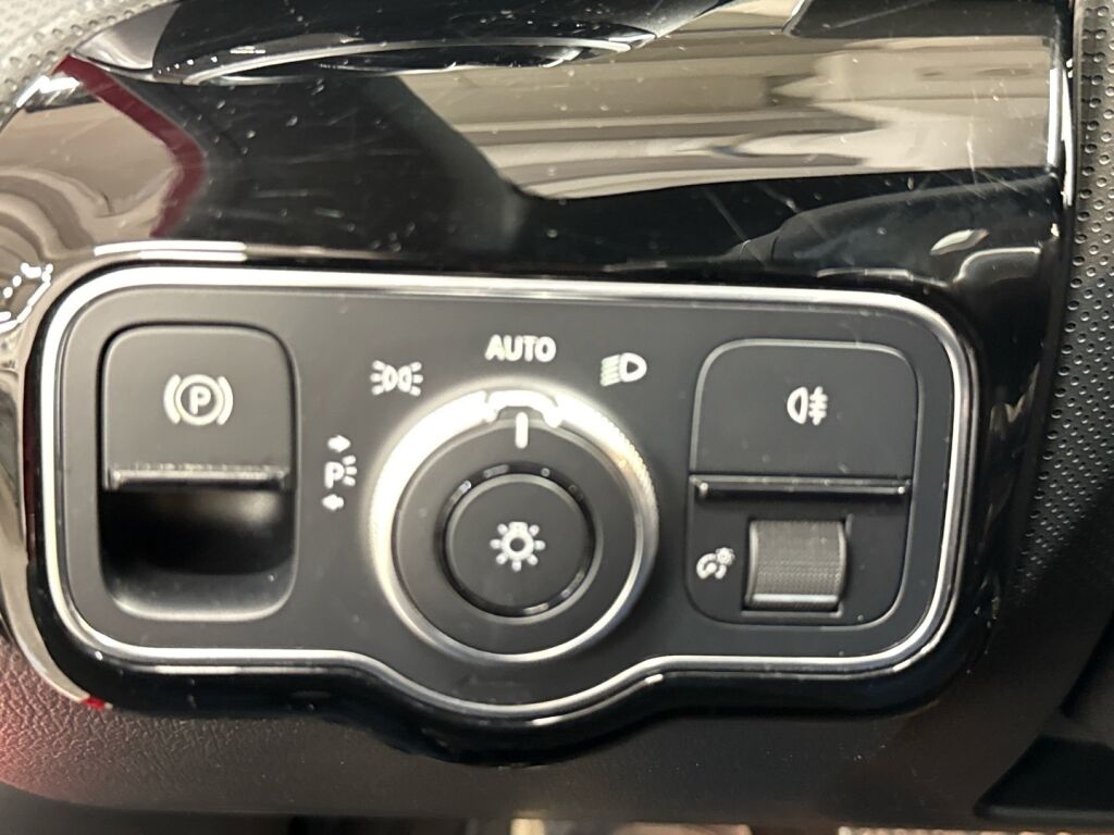 Mercedes-Benz A 2019 Punainen