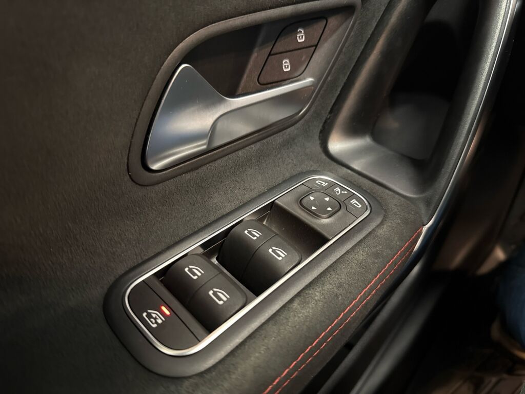 Mercedes-Benz A 2019 Punainen