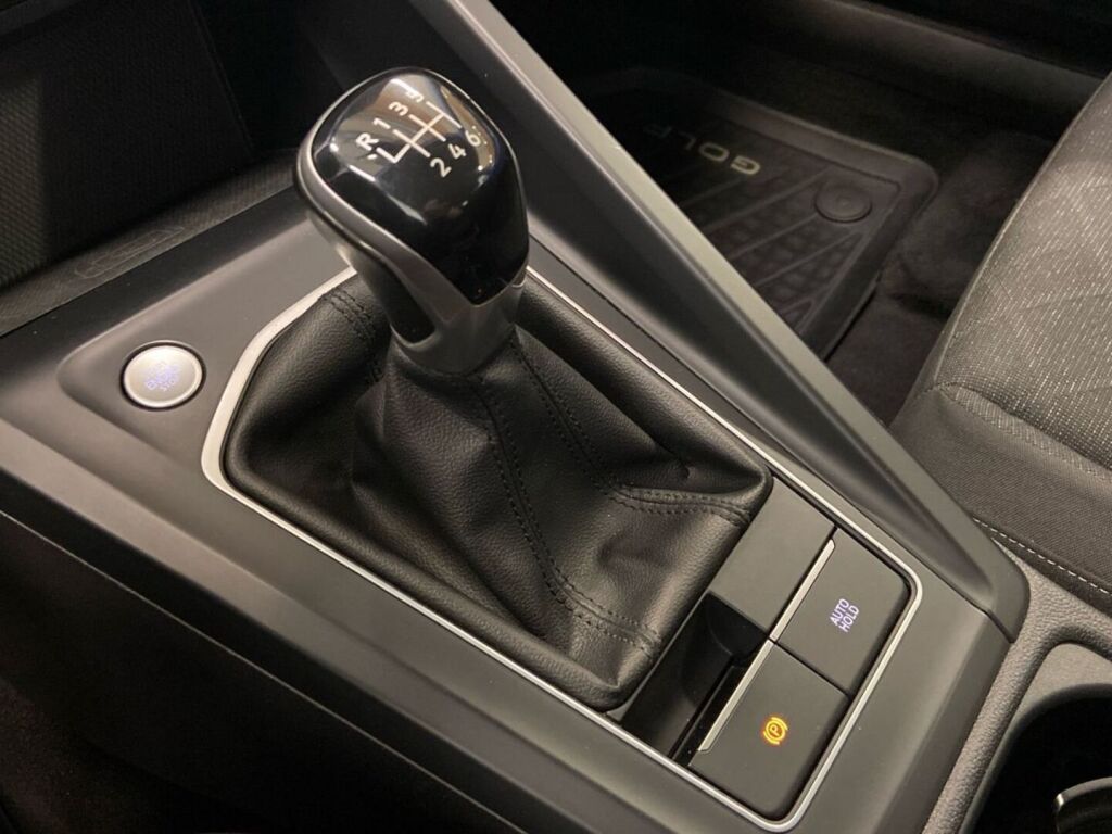 Volkswagen Golf 2021 Valkoinen