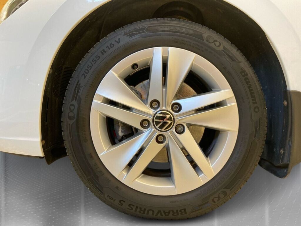 Volkswagen Golf 2021 Valkoinen