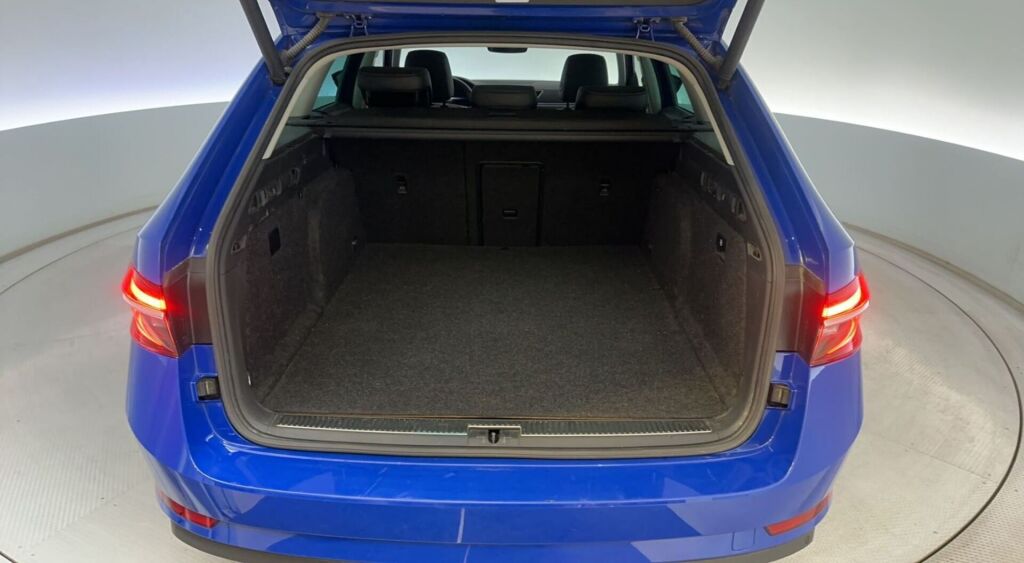 Skoda Superb 2022 Sininen