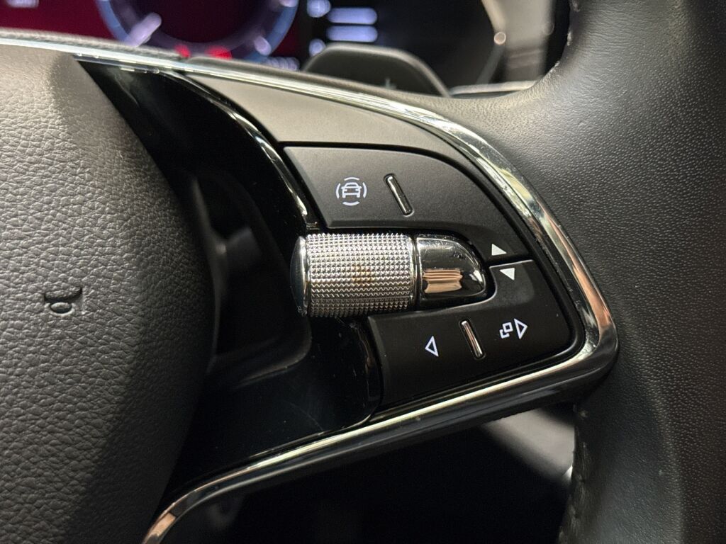 Skoda Octavia 2021 Musta