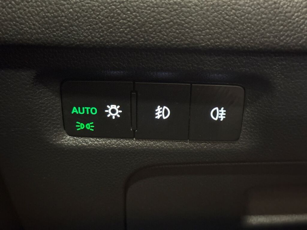 Skoda Octavia 2021 Musta