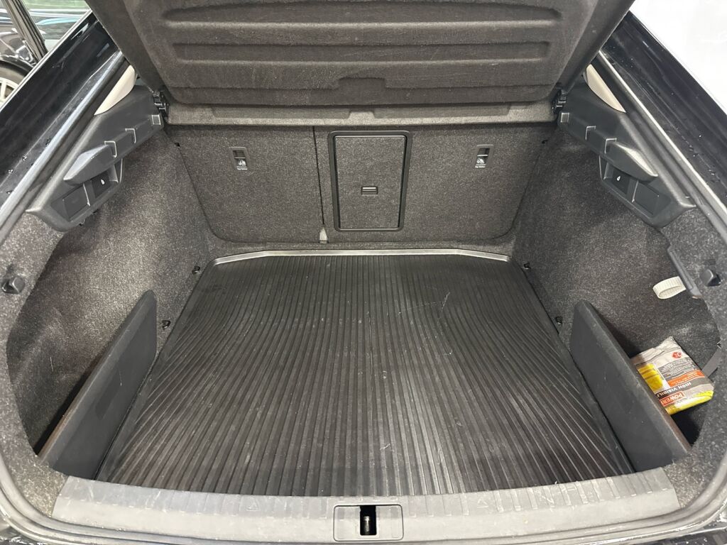 Skoda Octavia 2021 Musta